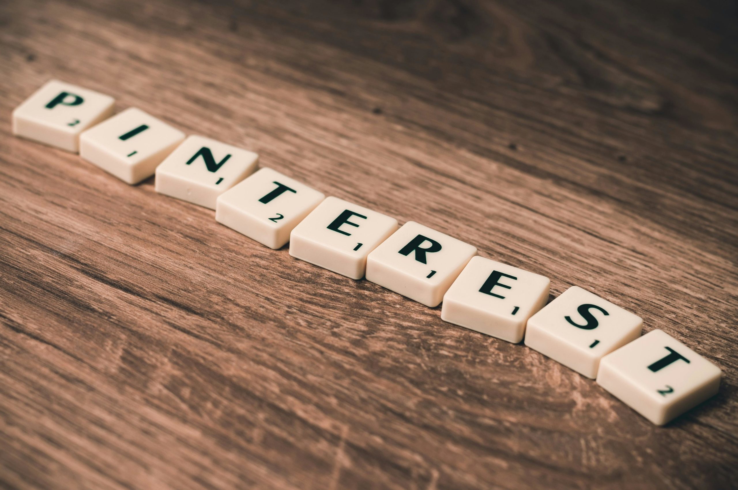 Scrabble Fliesen Bilden Pinterest Wort Auf Brauner Holzoberfläche
