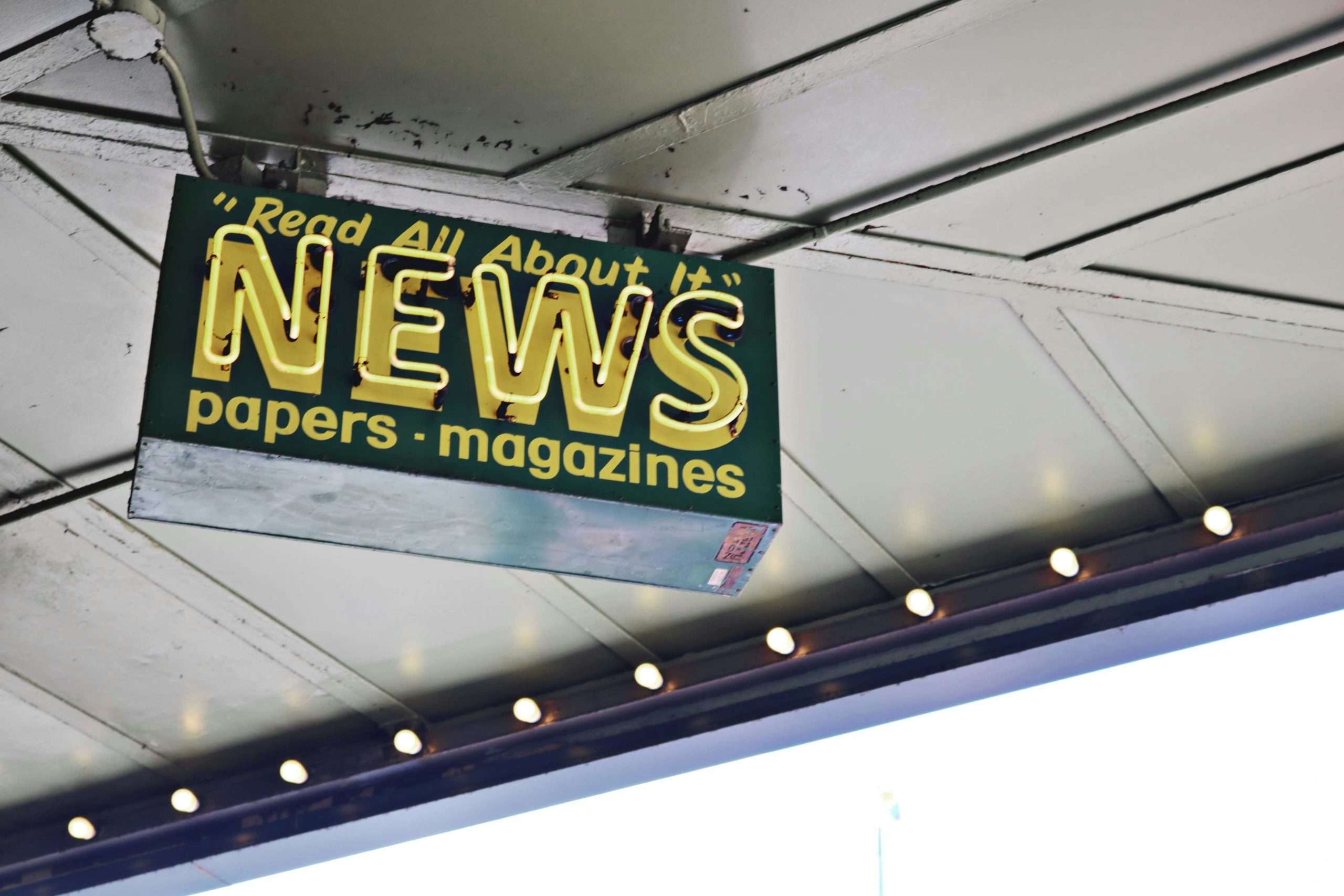 Nachrichteninschrift Auf Neonschild, Das An Straße Hängt